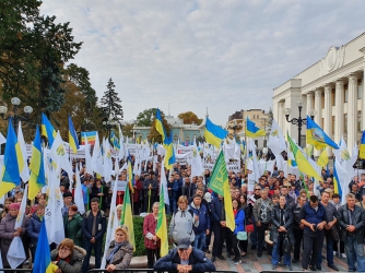 Местные аграрии в Киеве под Радой протестуют против продажи земли фото