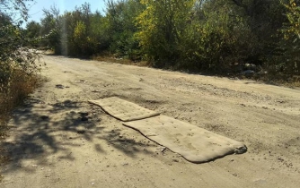 Ямы на дорогах под Николаевом заделали матрасами фото