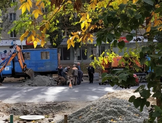 На главном перекрестке частично снимают свежий асфальт фото