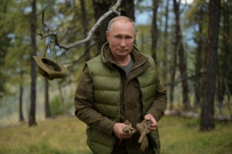 «Показал народу России шишку» - Путин на камеру в тайге собирал грибы фото