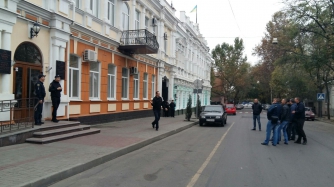 Полицейские устроили фотосессию возле мэрии  фото