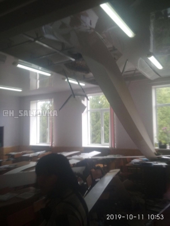 В Харькове во время урока в школе обрушился потолок: опубликовнао фото фото