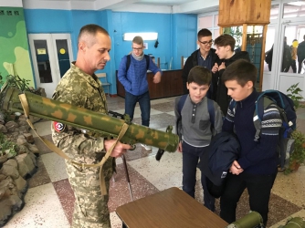 Военные принесли в школу оружие, чтобы заинтересовать детей  фото