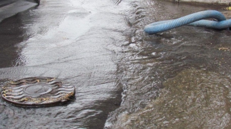 Порыв водопровода в Мелитополе оставил без воды целый микрорайон фото