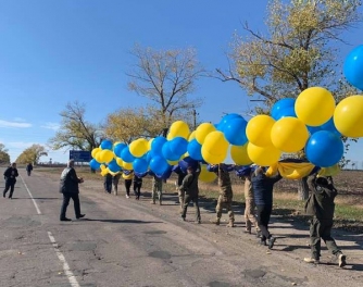 День защитника: патриоты запустили в небо 25-метровый флаг Украины над Донбассом фото