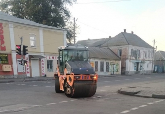 В Мелитополе срочно залатали яму, разбившую машину  фото