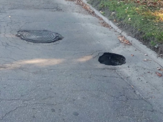 В Запорожье на остановке общественного транспорта провалился асфальт фото