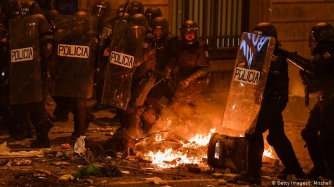 Протесты в Каталонии переросли в жесткие столкновения (фото, видео) фото