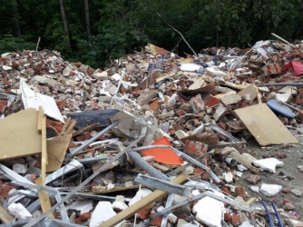 Водитель «АквиБуда» сбрасывал мусор в лесопарке фото