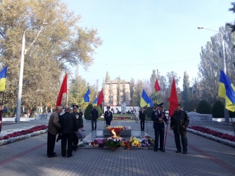 В Мелитополе на День освобождения принесли красные флаги  фото