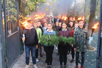 Огонь в память об освобождении - в Мелитополе прошло факельное шествие (ФОТО, ВИДЕО) фото