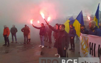 Файеры и драка с полицией: в Черкассах прошла акция «Нет капитуляции» фото