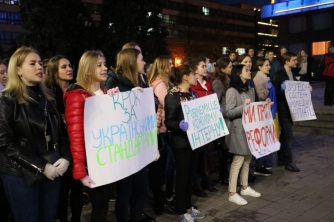 В масках и перчатках: против чего митинговали запорожские студенты-медики  фото