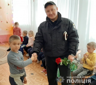 В Мелитополе полицейские пришли к дошколятам  фото