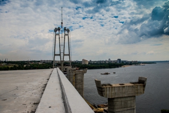 В Запорожье любители экстрима жарили шашлык на недостроенных мостах фото