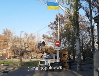 На центральной площади развешивают новогоднюю иллюминацию фото