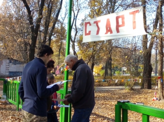 В городском парке туристы искали контрольные пункты фото