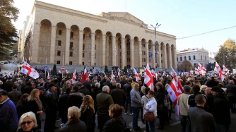 В Тбилиси собрался многотысячный митинг, участники которого требуют отставки правительства фото