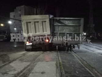 В Запорожской области столкнулись поезд и зерновоз  фото