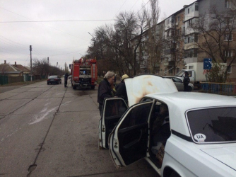 В Бердянске «Волга» загорелась на ходу  фото