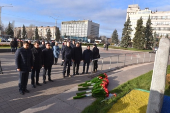 В Запорожье глава Верховной Рады почтил память героев Революции достоинства фото