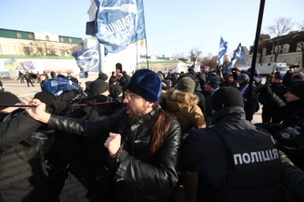 В Киеве на марше подрались трансгендеры и их противники  фото