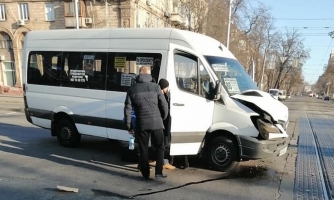 ДТП в Запорожье: маршрутка врезалась в легковое авто, есть пострадавшие фото