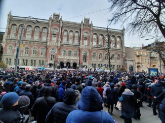 В Киеве митингующие ворвались в Нацбанк, требуя отставки его главы  фото