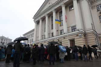 В Запорожье под зданием мэрии митингующие требуют оставить рынок возле цирка фото