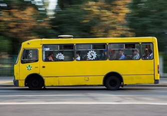 В Бердянске неадекватные мужчины бросались под колеса автобуса  фото