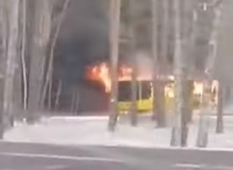 В России загорелся автобус с десятками людей: опубликовано жуткое видео фото