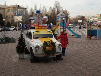 В Мелитополе появился новогодний «горбатый» запорожец (ФОТОФАКТ) фото