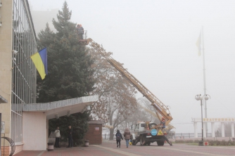 В Мелитополе украшают елки на главной площади  фото