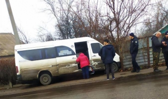 В спальном районе Запорожья маршрутка с пассажирами протаранила забор фото