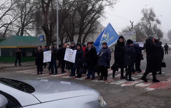 В Запорожской области протестуют против закрытия интерната: перекрыли трассу  фото