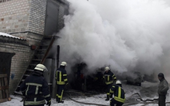 В Мелитополе горел гараж на несколько автомобилей фото