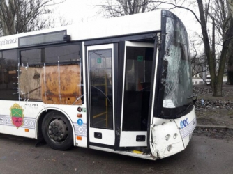 Обед за рулем закончился для водителя запорожского автобуса в подземном переходе фото