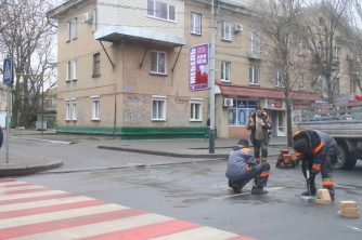 На пешеходном переходе на проспекте ставят подсветку  фото