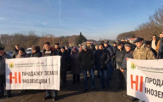 Аграрии перекрыли дороги в 10 областях Украины фото