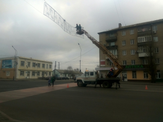 На проспекте вывешивают очередную праздничную инсталляцию фото