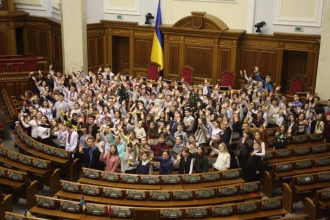 На зарплату экс-мэра школьники покутили в Киеве фото