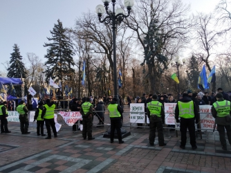 Под зданием Рады продолжается митинг за отмену рынка земли фото