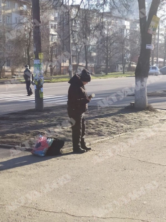 В Запорожье снова заметили девушку, которая просит милостыню под видом старушки фото