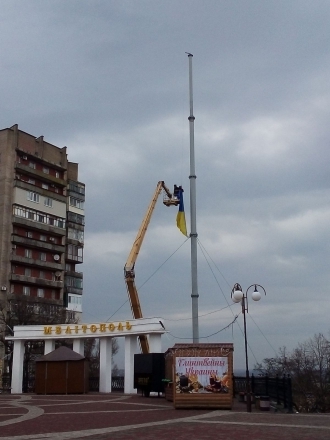 На главной городской площади снова меняют флаг фото