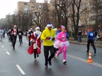 В новогоднем забеге в Мелитополе участвует двухмесячный малыш  фото