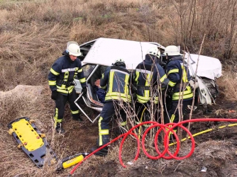 Под Запорожьем спасатели пришлось вырезать пострадавшего из автомобиля  фото