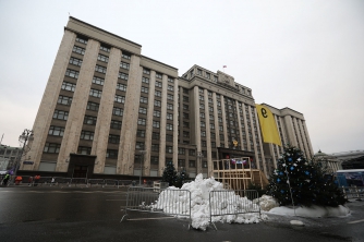 В центр Москвы грузовиками завезли снег фото