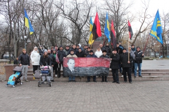 С красно-черными флагами: в Бердянске отметили День рождения Бандеры фото