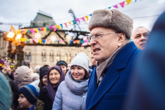 Жириновский назвал россиян крепостными и холопами, и раздал деньги на Красной площади  фото