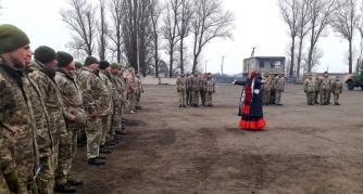 Под Мелитополем военным принесли зерна и песен фото